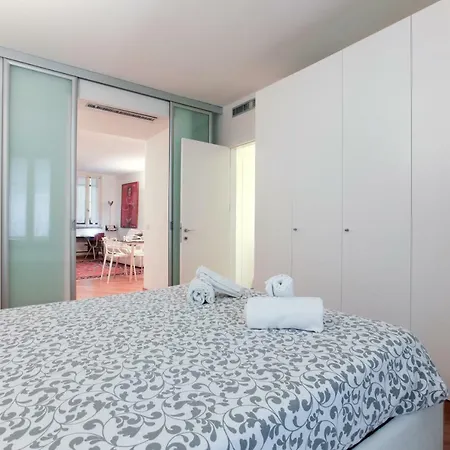Hozyhome - Lovely Flat In Via Madonnina 23 *