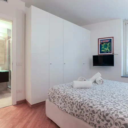 Hozyhome - Lovely Flat In Via Madonnina 23