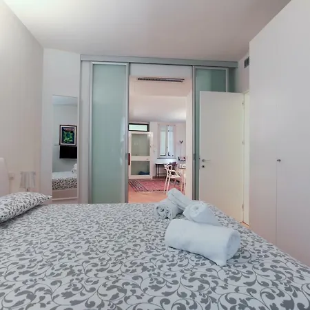 Hozyhome - Lovely Flat In Via Madonnina 23 * Milano